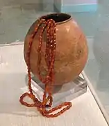 Vase ovoïde de couleur brune peint, avec collier de perles en cornaline. Musée national (New Delhi).
