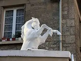 Sculpture de l'avant-main d'un cheval cabré