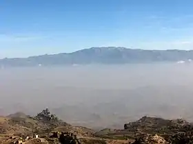 Vue du Jabal an Nabi Shu'ayb, en arrière-plan.