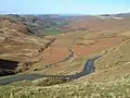 La route vue du col en direction d'Eskdale (en).