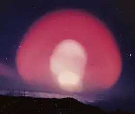 L'explosion dans le ciel nocturne du Pacifique, photographiée depuis une île située à une distance de 1 250 km.