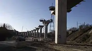 Pont de la ligne 25N enjambant la ligne 26 à Haren.