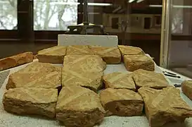 Fragments de pavés du XVe siècle, décor de châteaux et de soleils, découverts lors des fouilles de la rue Carnot en 1991.