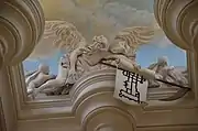 Father Time, en haut de l'escalier de cèdre, tenant un plan de Harlaxton