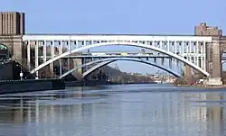 Trois ponts sur la rivière Harlem : High Bridge le plus proche; Alexander Hamilton Bridge ; et Washington Bridge, le plus éloigné. Washington Heights à gauche; le Bronx à droite