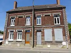 Des habitations groupées par deux.