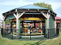 Carrousel exposé à l'extérieur du musée