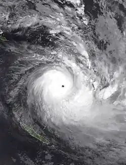 Le cyclone Harold à son intensité maximale, peu après son passage sur l'île Pentecôte au Vanuatu