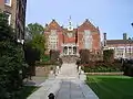 La Harrow School, où Firouz étudia.