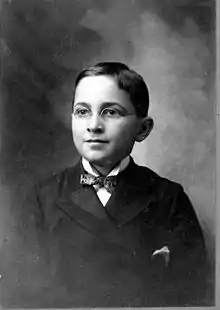 Portrait du jeune Truman portant un nœud papillon