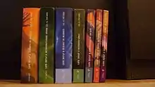 Une édition bulgare montrant des tranches de dos très colorées des sept livres Harry Potter