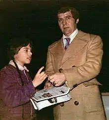 Description de l'image Harry Sinden and young hockey fan at Boston Garden (April 1, 1975)retusche.jpg.