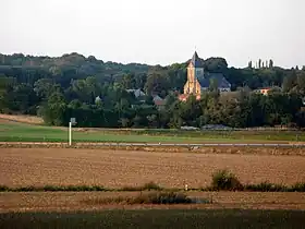 L'église surgit de la verdure.