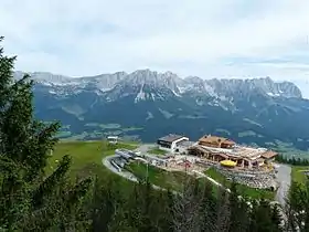 Vue du sommet avec le restaurant et les remontées mécaniques.