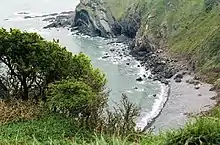 Plage entourée de falaises, vue de haut