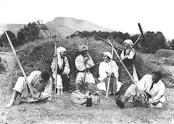 Pause pendant la fenaison,Roumanie, 1920.