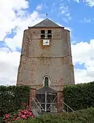 Le donjon imposant en brique sans aucune meurtrière.