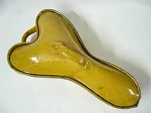 Poêle à lièvre allemande du XIXe siècle adaptée à la position des pattes arrières de l'animal