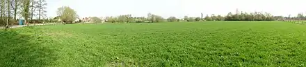 Panorama d'une pâture dans laquelle la Compagnie d'Hasnon a entrepris l'avaleresse des Prés Barrés. Il ne subsiste aucune trace de la tête de puits.