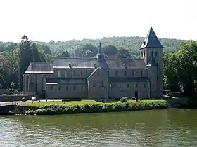 La Meuse à Hastière, l'église abbatiale Saint-Pierre d'Hastière.