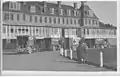 Ambulances devant l'hôpital de campagne du Canada établi à l'hôtel du Golf (1915).