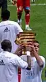 Hatem Ben Arfa brandissant le trophée. (2009-2010)