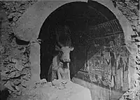 Saint des saints de la chapelle d'Hathor lors de sa découverte par Édouard Naville en 1906 avec la vache Hathor comme image de culte.