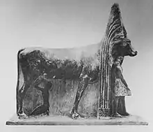 Vache Hathor avec deux représentations d'Amenhotep II, aujourd'hui au Musée égyptien du Caire.