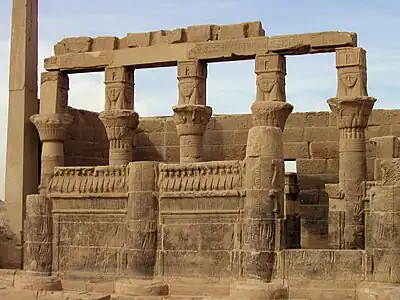 Temple d'Isis (Philæ). Vestibule de Nectanébo Ier, XXXe dynastie. Chapiteaux composites ouverts et hathoriques. Île d'Aguilkia (temples déplacés de Philæ)