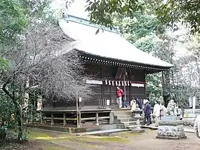 Photo du bâtiment principal du sanctuaire de Hatogamine Hachiman-jinja.