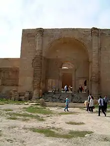 La grande porte sud du mur transversal de l'enceinte sacrée, percée de trois portails à linteau, celui du centre étant surmonté par un arc de plein cintre.