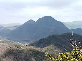 Vue du mont Hatsuka depuis le mont Oiwa au sud-sud-est.