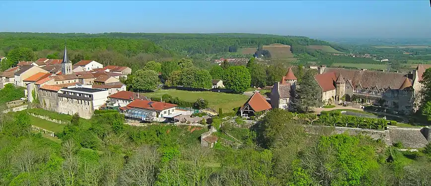 Versant sud du promontoire, de la collégiale au château actuel.