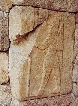 Bas-relief représentant Suppiluliuma II, sur le mur gauche.