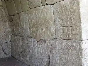 Inscription en hiéroglyphes, sur le mur droit.