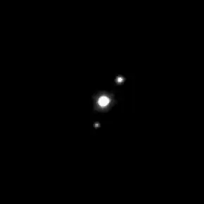 (136108) Hauméa, ceinture de Kuiper (cubewano), a ~ 43,2 ua, L ~ 2000 km, et ses deux satellites Namaka et Hiʻiaka (télescope spatial Hubble, 2015)