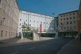 Les trois bâtiments sur 4 à 6 niveaux de la Haus der Natur de Salzbourg (Autriche)