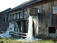 La roue prise dans la glace.