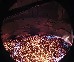 photo du coke enflammé dans un haut fourneau