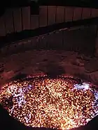 On voit une photo d'un puits rempli de feu en ébullition