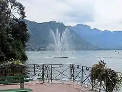 Jet d'eau sur le lac d'Annecy.