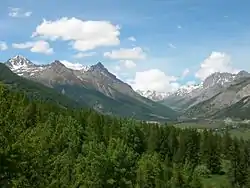 Vue de la haute vallée de la Guisane en direction du col du Lautaret.