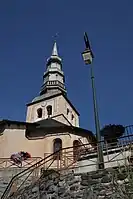 Église Saint-Jacques-d'Assyrie, avec son clocher à bulbe.