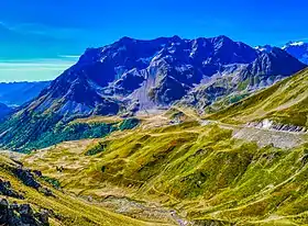 Vue des pics de Combeynot depuis le col du Galibier au nord.