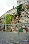 Vue d'un mur représentant la hauteur de l'amphithéâtre.