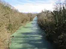 Photographie en couleurs de la rivière du Fier à Hauteville-sur-Fier.