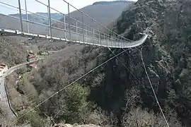 Dessous du tablier et câbles de stabilisation.