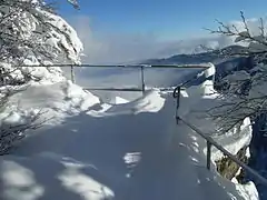 Les hauts de la Schlucht en hiver, une balustrade au bord du précipice alsacien.