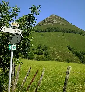 Le mont Begousse (767 m) à cheval sur les territoires de Haux et de Montory.