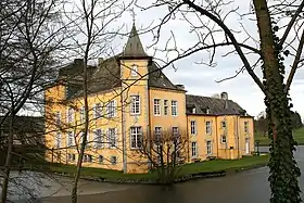 Les façades et les toitures de la ferme-château d'Haversin (M) et ensemble formé par cette ferme-château et les terrains environnants (S)